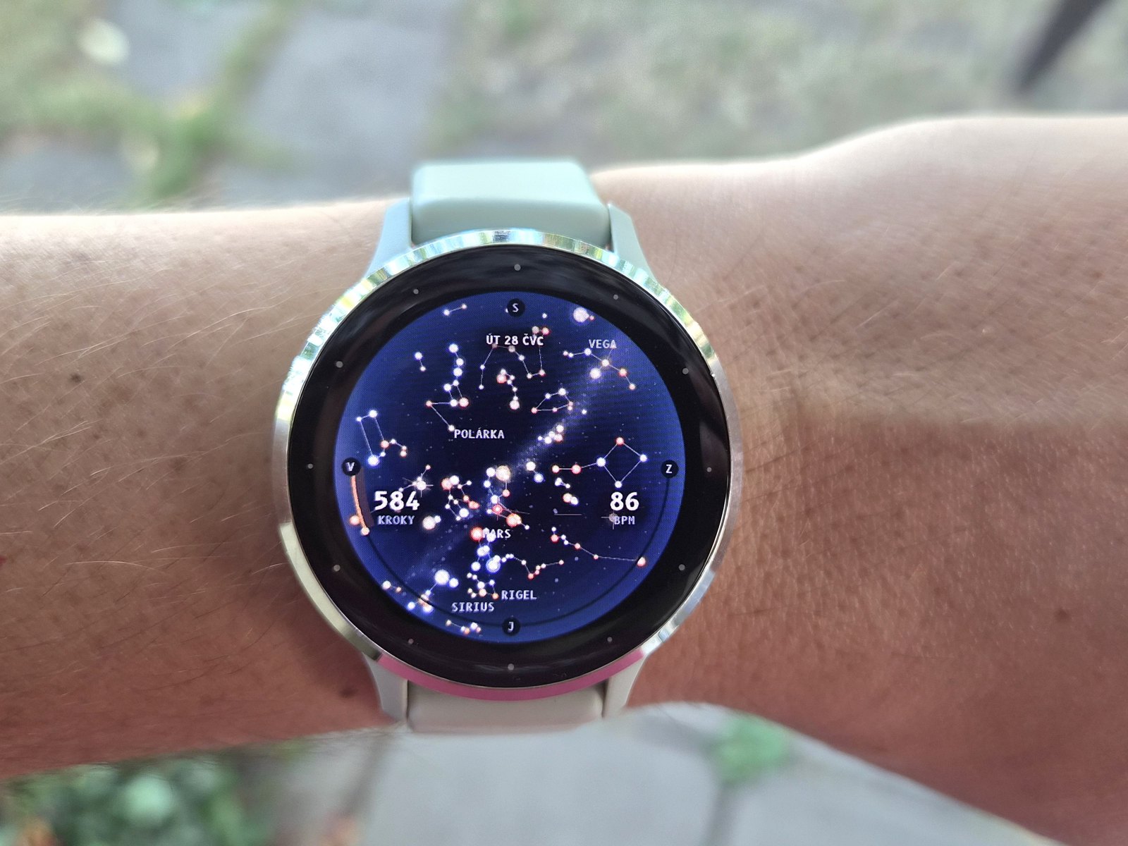 Stardome on a Garmin Venu 3 in daylight, the real sky with the constellations drawn in